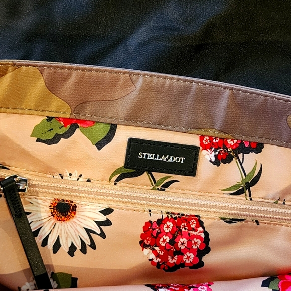 STELLA & Dot Ava Backpack Camo Floral Interior 13x10x6”. - Picture 8 of 8